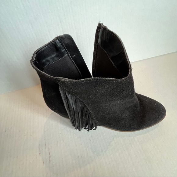 Mudd hidden wedge fringe black suede ankle boot / bootie with easy zipper - Picture 10 of 10